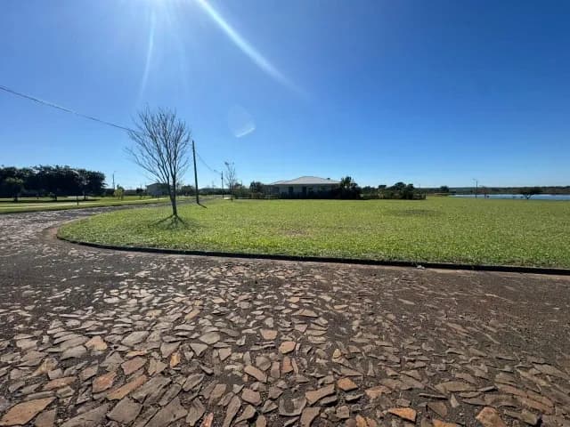 Terreno de 1.076 m² à venda em Hernandarias