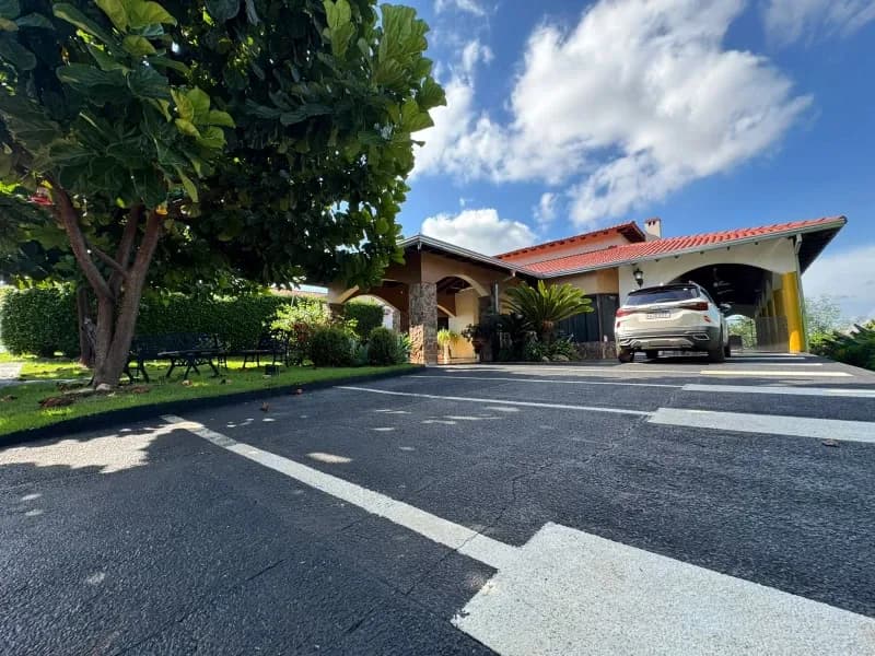Casa de 5 dormitórios para alugar em Hernandarias